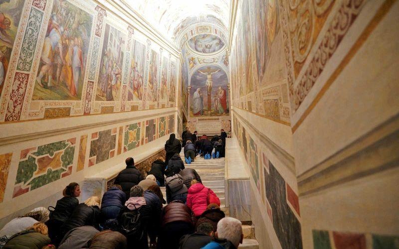 Vatican lan dau tien mo cua Cau thang Thanh sau 300 nam hinh anh