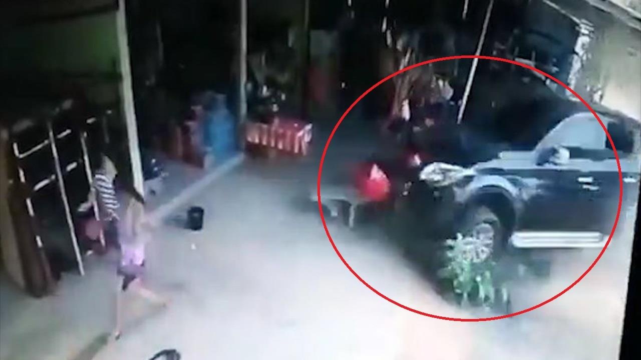 Xe ban tai tong thang vao cua hang, suyt gay tai nan nghiem trong hinh anh