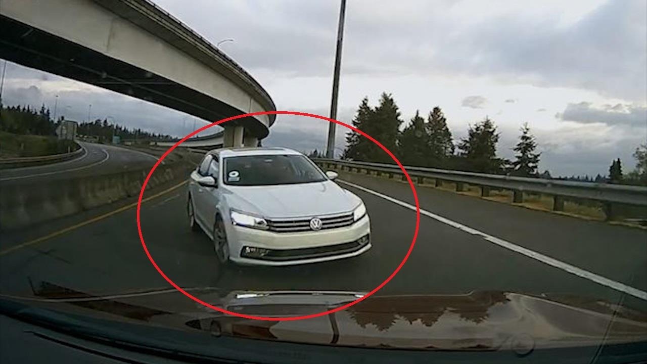 Oto ngang nhien di nguoc chieu tong thang vao xe doi dien hinh anh