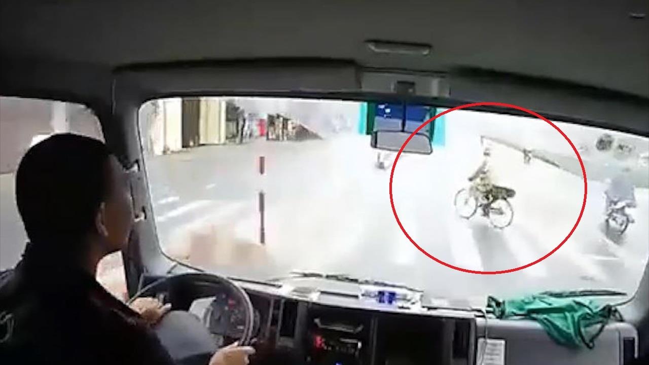 Sang duong bat can, cu ong suyt bi xe khach tong trung hinh anh