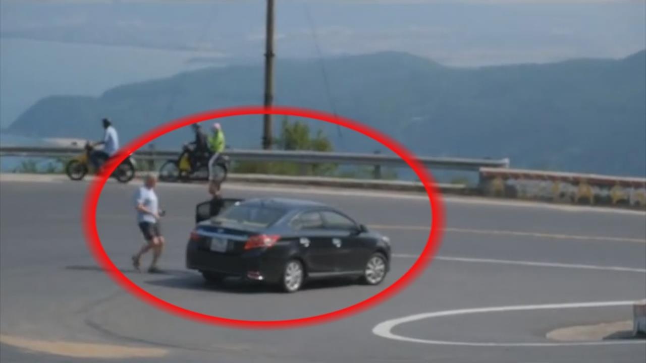 Dung xe giua khuc tren deo de chup anh hinh anh