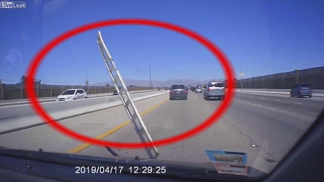 Oto bat ngo bi 'vat the la' va vao kinh chan gio hinh anh