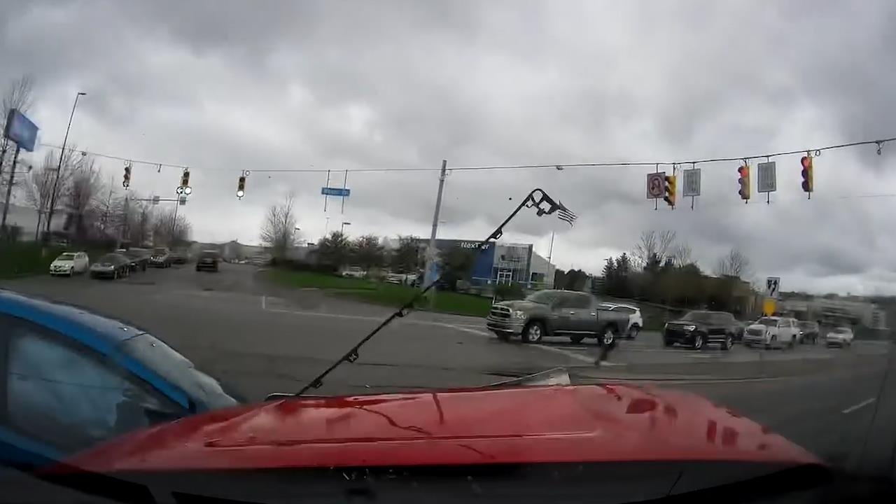 Vuot den do, Ford Fiesta dam truc dien vao xe ban tai hinh anh