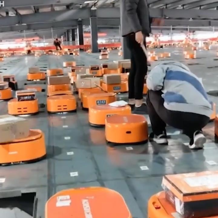 Robot mot gio goi 12.000 don hang cua Trung Quoc hinh anh