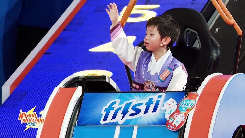 Tran Thanh 'tan chay' truoc cau be Han Quoc dep trai, thong minh hinh anh