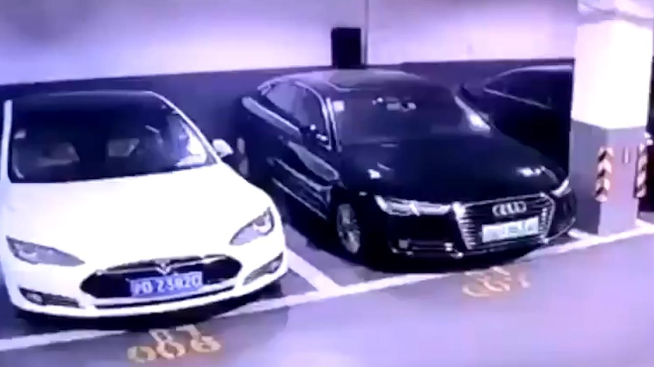 Xe dien tien ty Tesla Model S dot ngot phat no tai Thuong Hai hinh anh