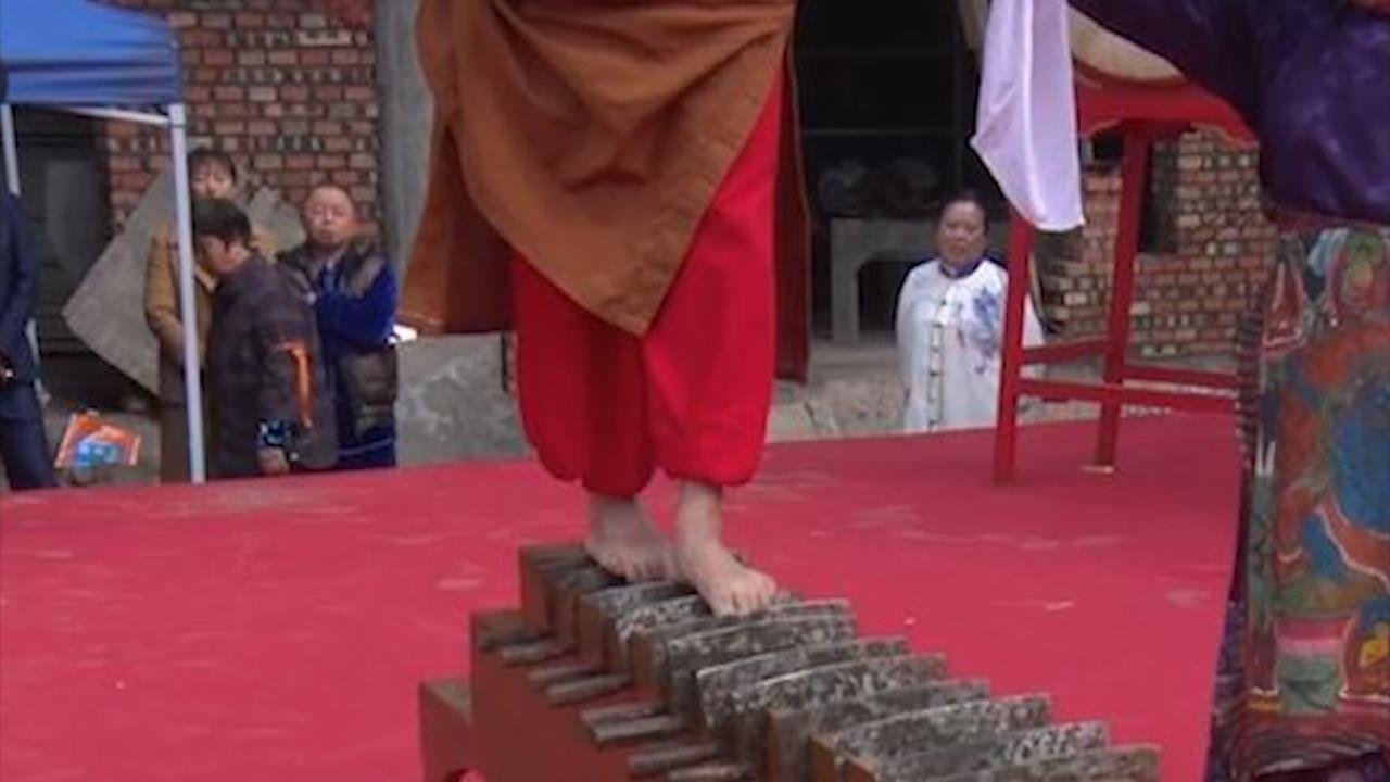 'Bac thay kungfu' Trung Quoc di chan tran tren nhung luoi dao hinh anh