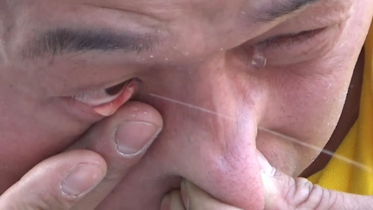 Gap go 'bac thay kung fu' phun nuoc va sua bang mat hinh anh