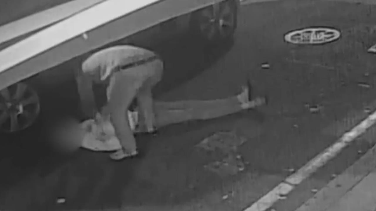 Nam sinh o Anh bi cuop tan cong khien rang cua anh roi vao phoi hinh anh