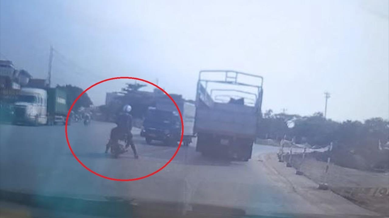 Vuot au giua nga ba, xe may bi xe tai tong trung hinh anh