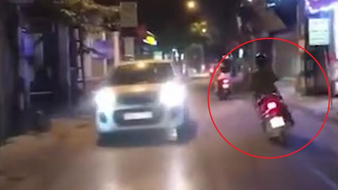 Nu tai xe lai xe may lang lach giua duong Ha Noi day xe co hinh anh