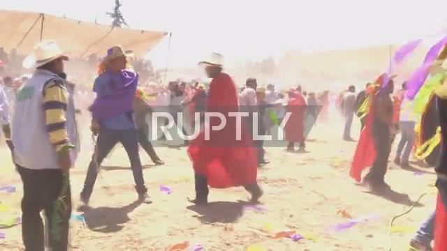 Nghi thuc la lung o Mexico: Dung roi da quat nhau o le Phuc sinh hinh anh