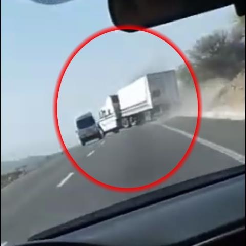 Xe tai mat lai xoay ngang tren duong bi tong vo nat hinh anh