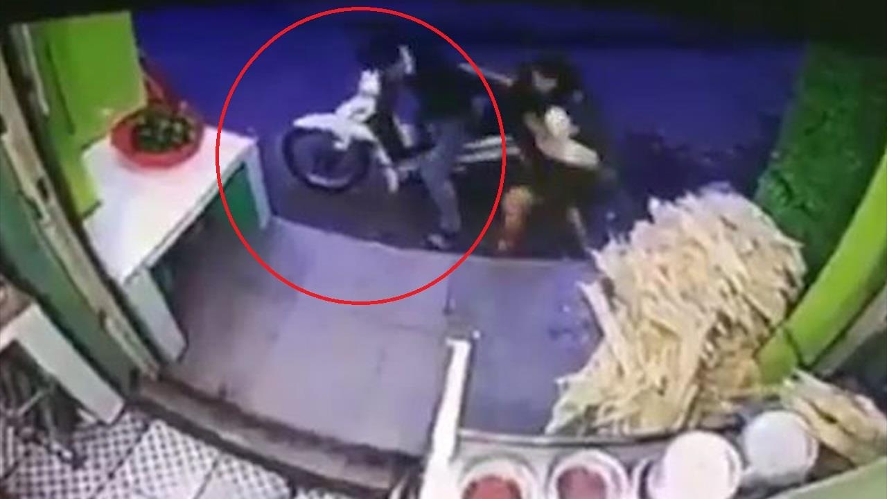 Khong canh giac, co gai bi cuop dien thoai ngay truoc quan nuoc mia hinh anh