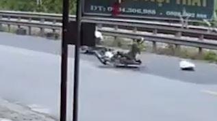 Hai xe may dam thang vao nhau roi vang ra xa hinh anh