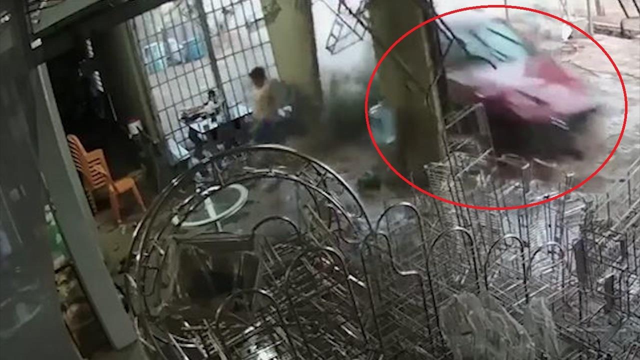 Oto mat lai lao nhu bay vao nha dan, chu nha suyt gap tai nan hinh anh