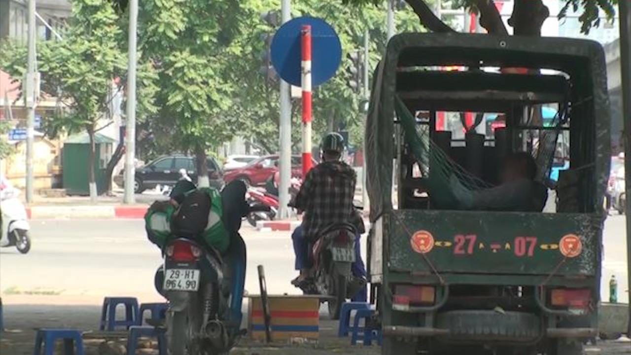Nguoi dan Ha Noi tron goc cay, gam cau tranh cai nang dau mua hinh anh