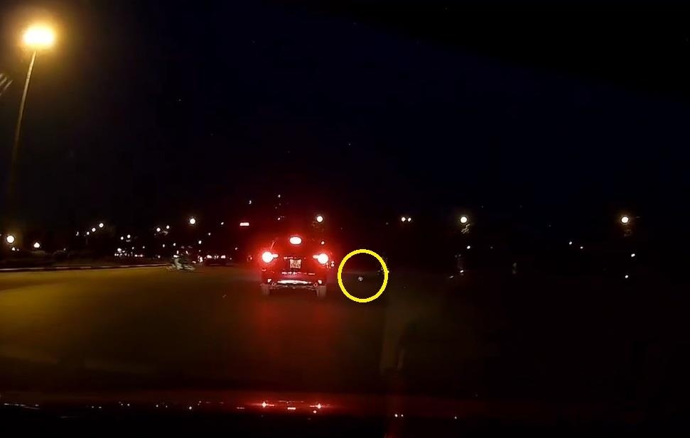 2 oto suyt gap hoa vi qua bong dot ngot lan ra giua duong hinh anh