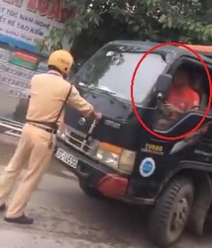 Tai xe xe tai ui ca CSGT khi bi yeu cau dung xe hinh anh