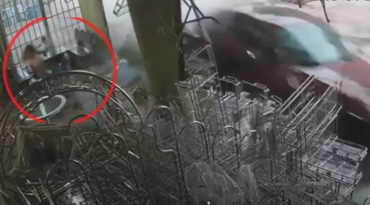 Xe dien lao vao tan nha, nguoi dan ong thoat nan trong gang tac hinh anh