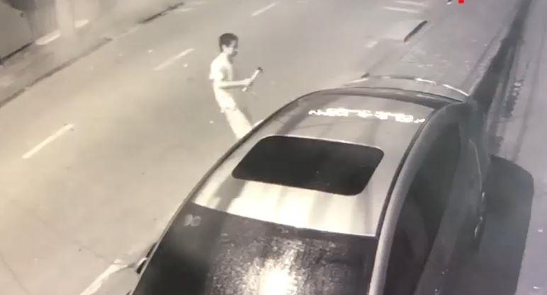 Nguoi dan ong dung bua dap vao oto giua dem khuya hinh anh