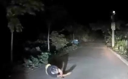 Nguoi dan ong say xin nam giua duong trong dem toi hinh anh