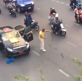 Nguoi dan ong bo xe giua pho, giet ran roi doa tu tu o Thai Lan hinh anh