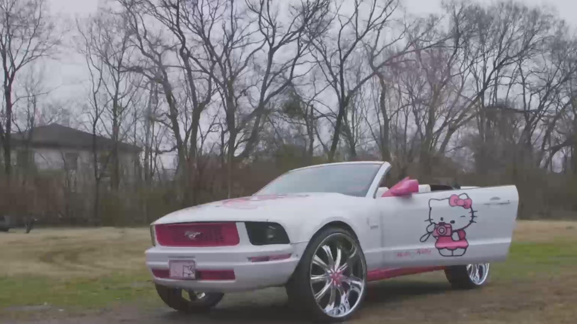 Me do xe mui tran theo phong cach Hello Kitty de dua con di hoc hinh anh