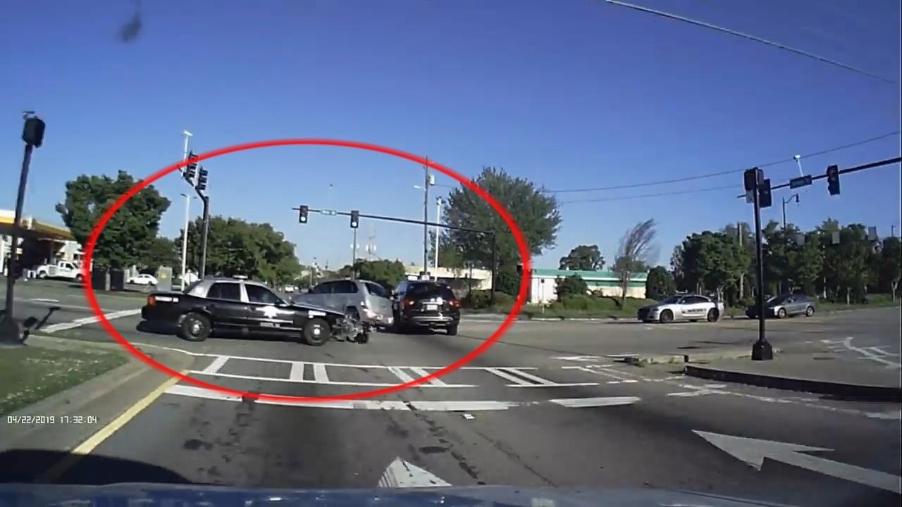 Xe canh sat sang duong tong oto lat nhao giua giao lo hinh anh