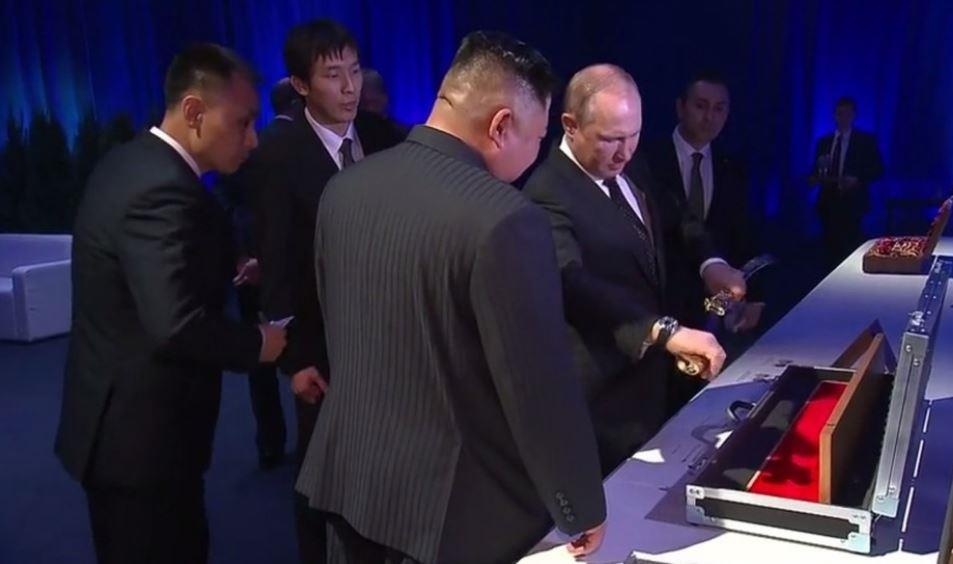 Tong thong Putin va ong Kim Jong Un tang kiem cho nhau hinh anh