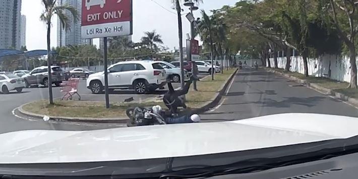 Xe may va cham voi oto khien tai xe nga lon vong xuong dat hinh anh