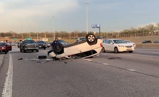 Lai xe khi dang say ruou, oto lon nhieu vong tren duong hinh anh