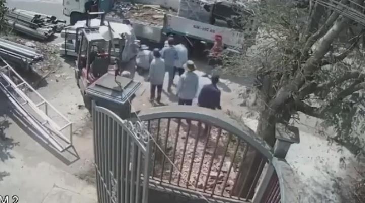 Khoanh khac nguoi dan ong cham mat tu than va man giai cuu hoi hop hinh anh