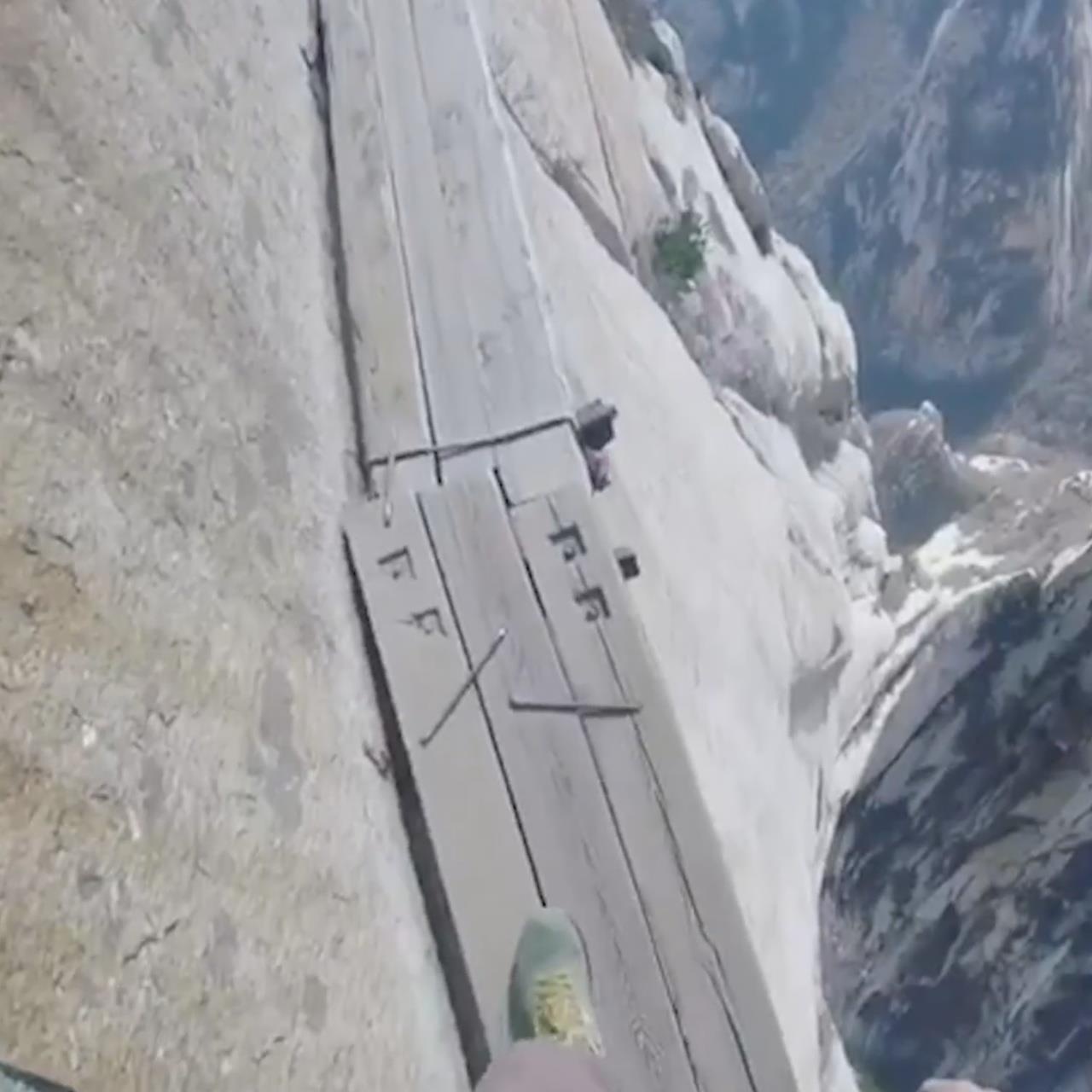 Thot tim voi 'con duong mao hiem' ven vach nui tai Trung Quoc hinh anh