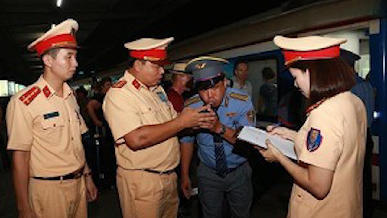 Dot kich ga Ha Noi, CSGT phat hien truong tau vi pham nong do con hinh anh