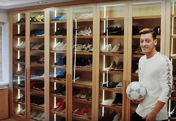 Tham nha 10 trieu bang voi tu do hieu va xe sang cua Mesut Ozil hinh anh