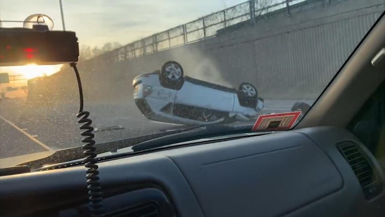 Mat lai, oto tu va cham vao xe khac roi lon nhieu vong hinh anh