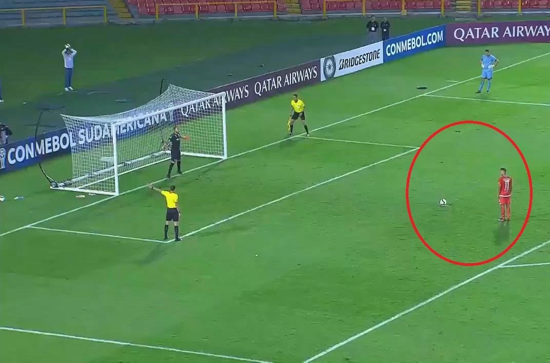 Cu da panenka tham hoa khien cau thu bi duoi luon khoi doi hinh anh