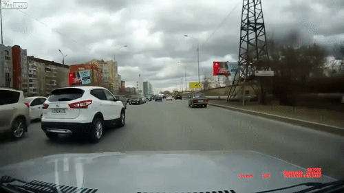 Oto di nhu tu sat tong nat xe dang di tren duong o Nga hinh anh