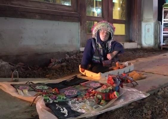 Em be ngu gat ban hang, diu em so sinh ra pho kiem tien o Sapa hinh anh