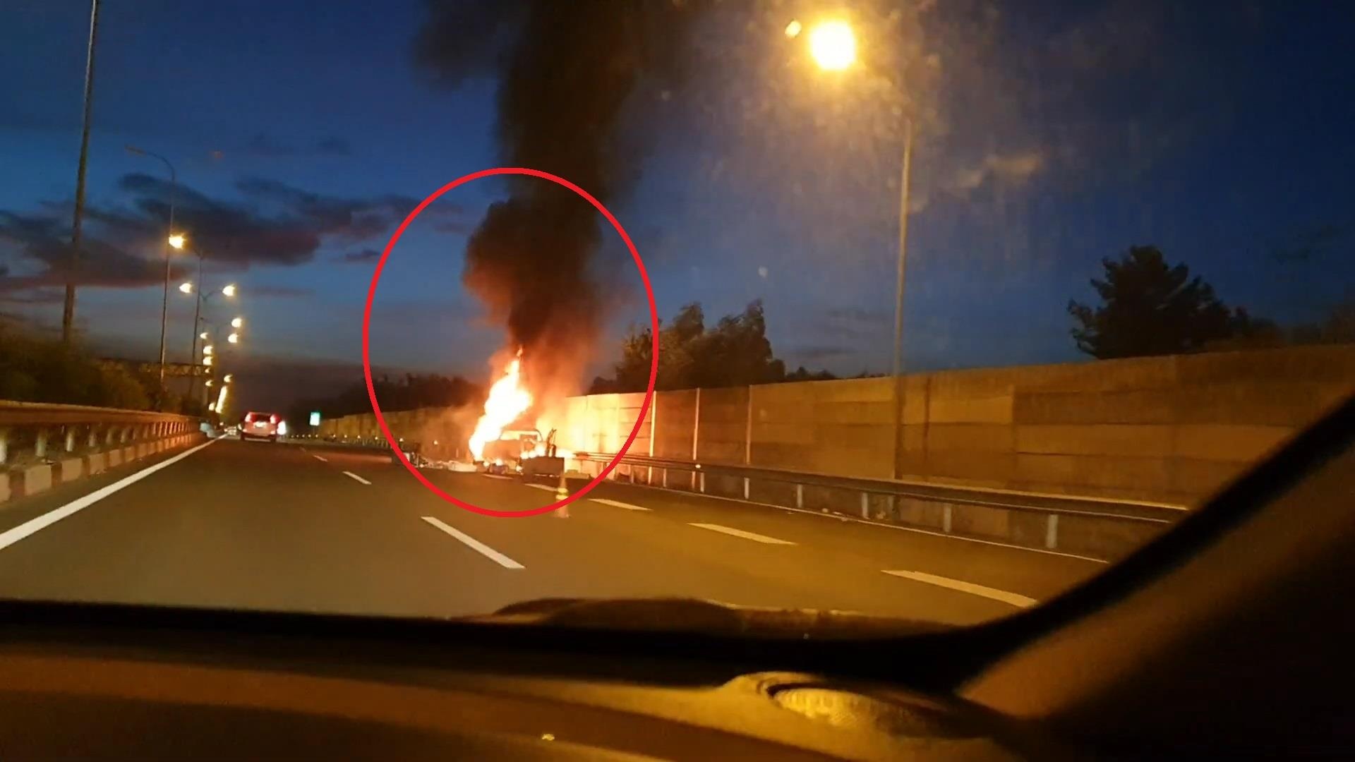 Oto chay tro khung tren cao toc Long Thanh - Dau Giay hinh anh