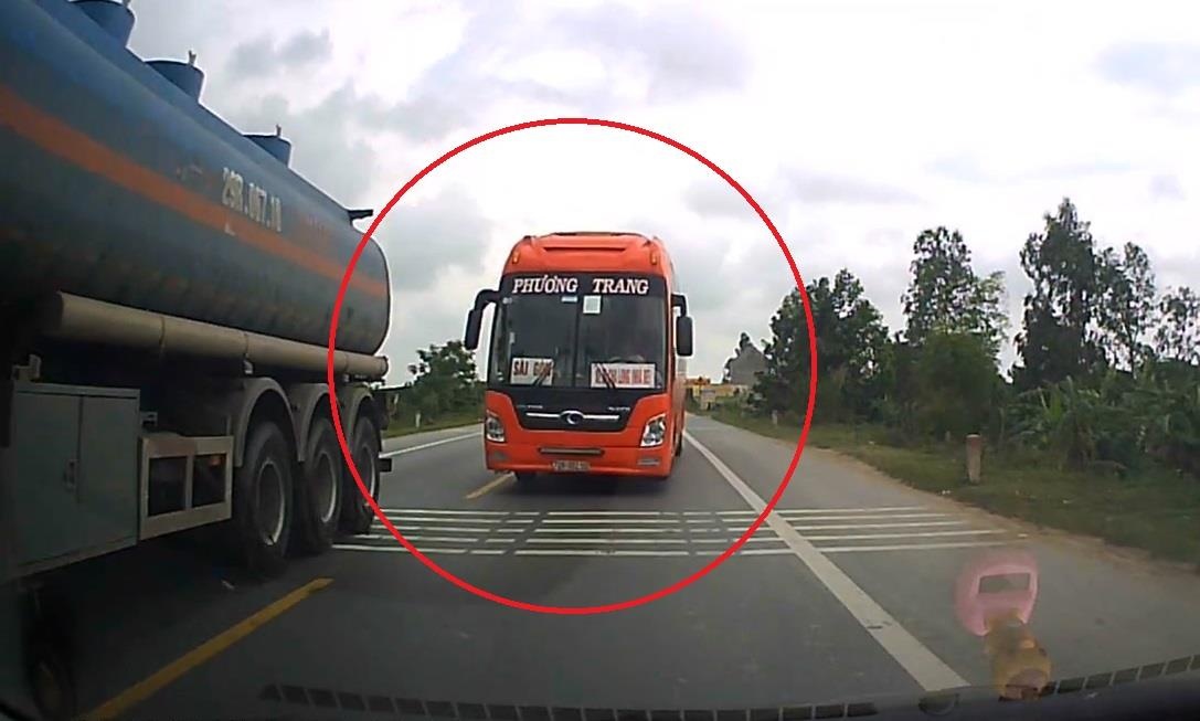 Vuot au, xe khach suyt doi dau xe oto di nguoc chieu hinh anh