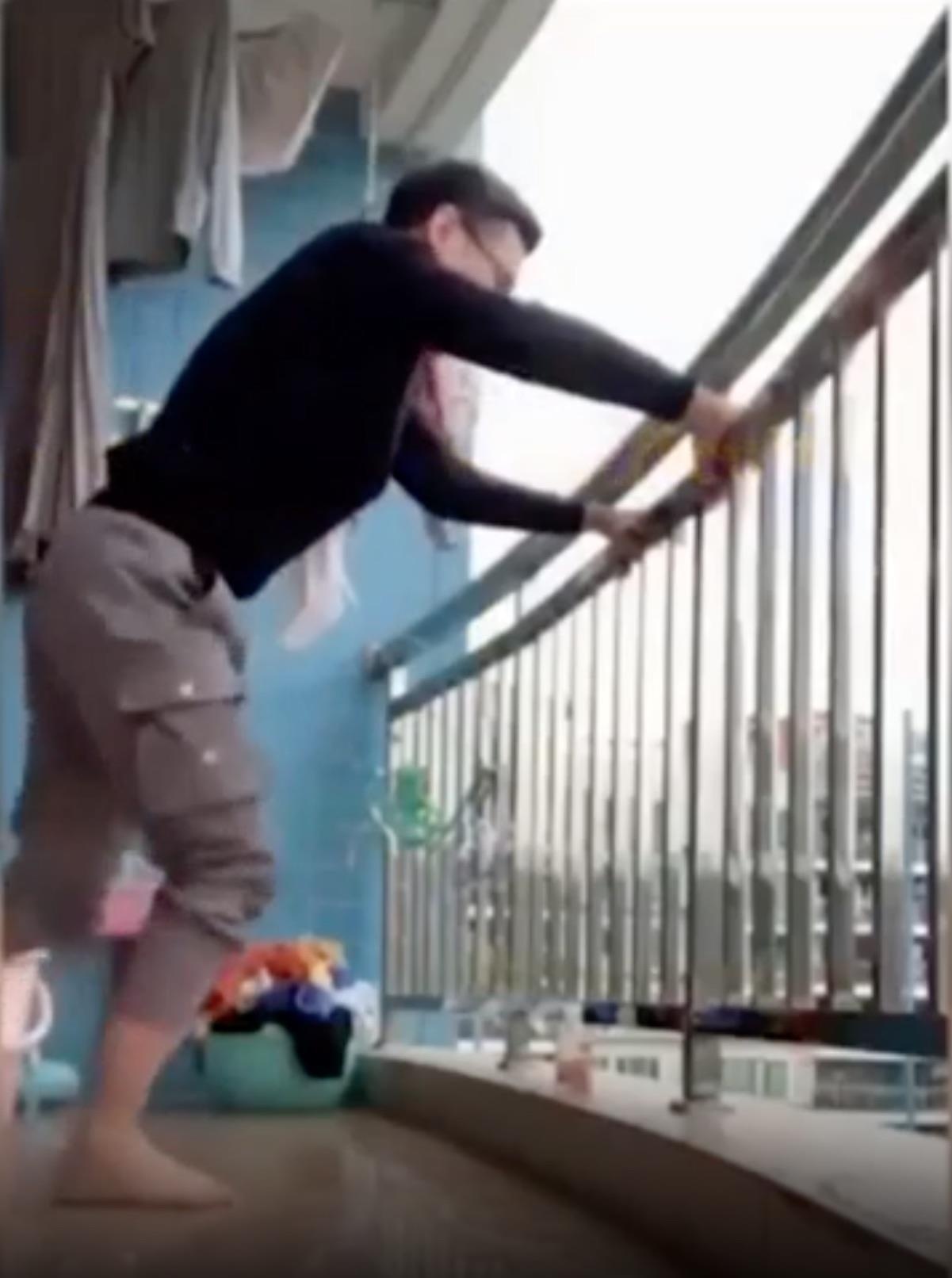 Trao luu do sua tam ra san de tap chay gay sot tai Trung Quoc hinh anh