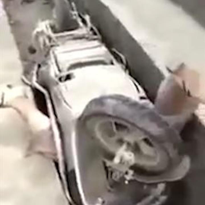 Di duong khong quan sat, nu tai xe nga vao ranh thoat nuoc hinh anh