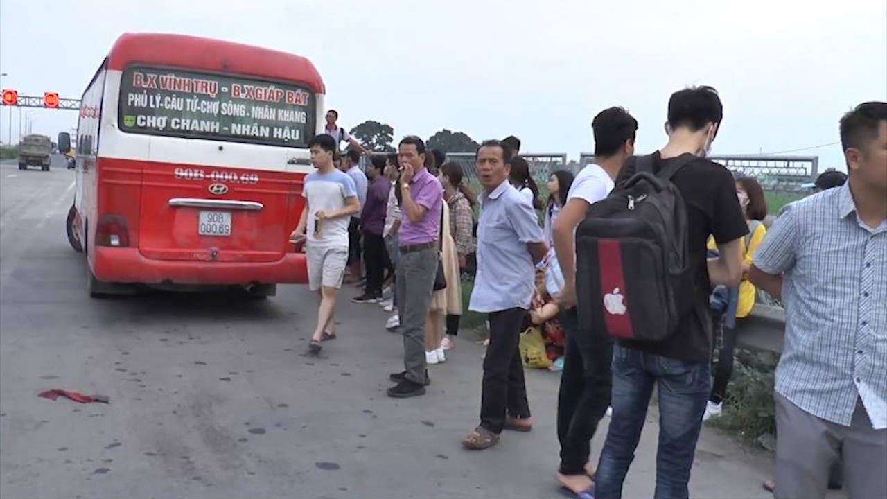 Xe khach 29 cho nhung 'nhet' 40 nguoi vao dip nghi le hinh anh