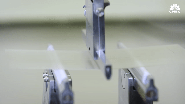 Ben trong dai ban doanh chuyen san xuat kinh cuong luc cho iPhone hinh anh