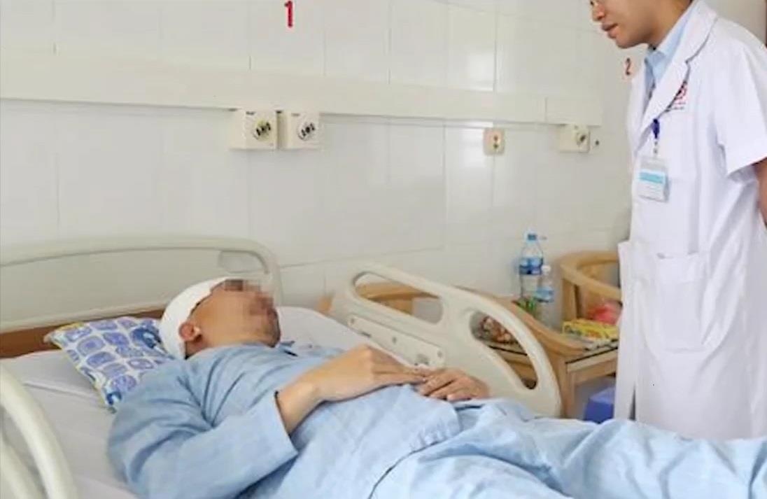 Choi bong da, nguoi dan ong bi vo so nao nguy kich hinh anh