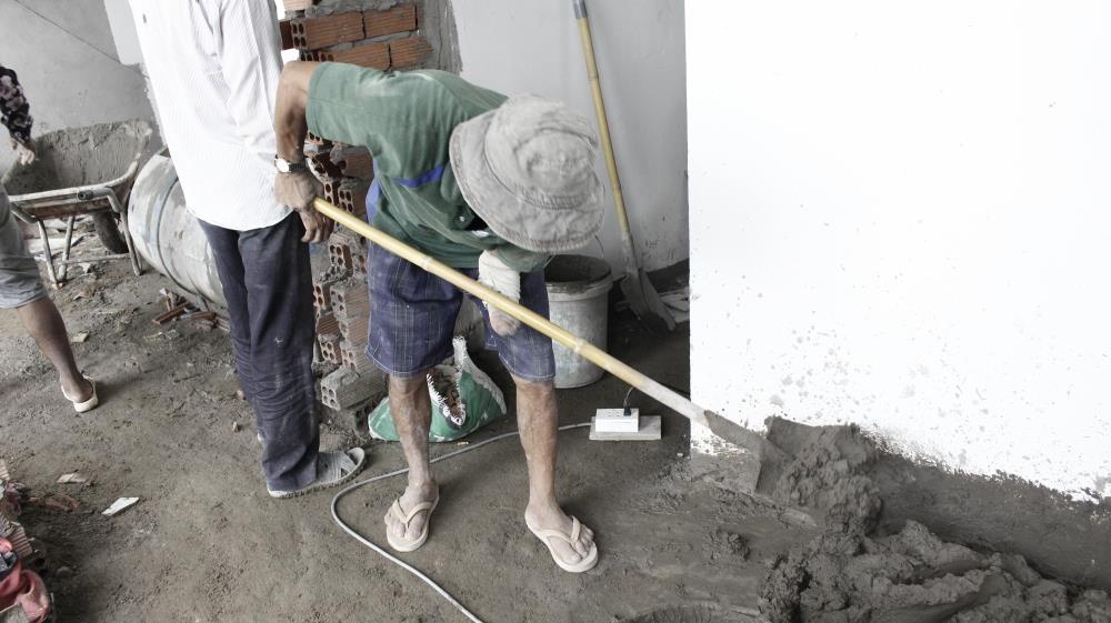 Cha cut tay lam phu ho, nuoi con liet nua nguoi hinh anh