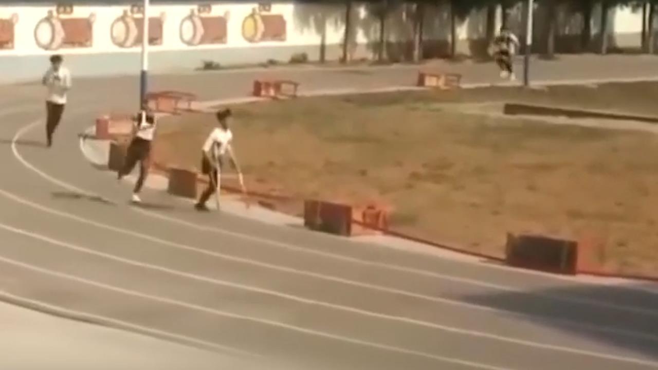 Hoc sinh dung nang de hoan thanh bai thi chay 1.000m hinh anh