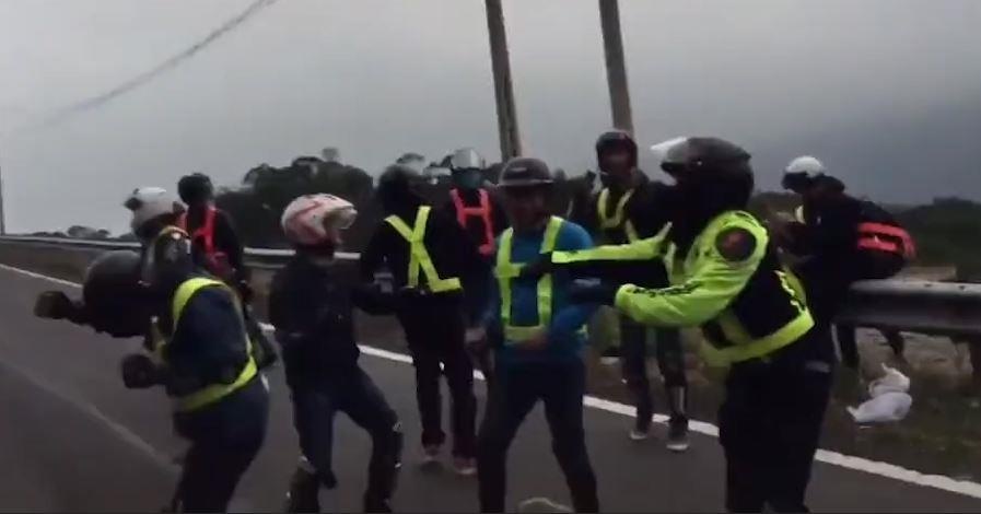 Phuot thu nhay mua giua deo truoc mui oto do doc hinh anh